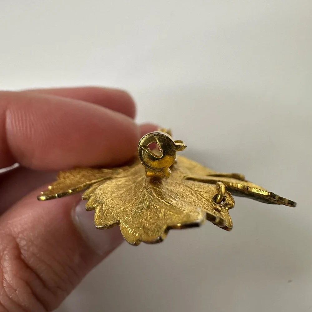 Vintage Green Enamel Leaf Brooch Gold Tone Miraculous Medal Charm Spring‎ Pin